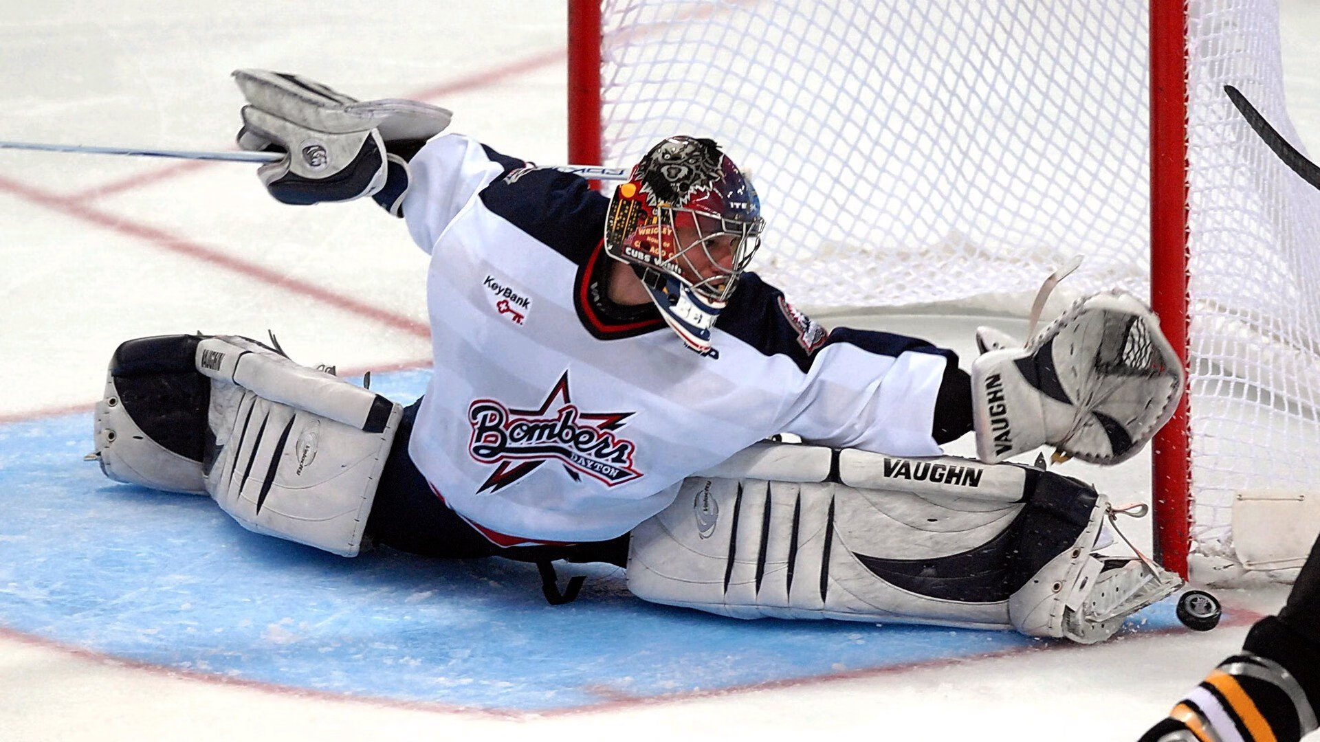 “飞盘争夺:三叉湖田径场上演极速空中对抗”